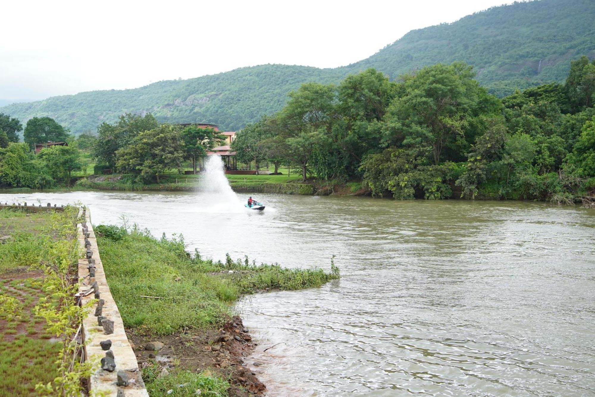 The Boat Club,Karjat Hotell Exteriör bild