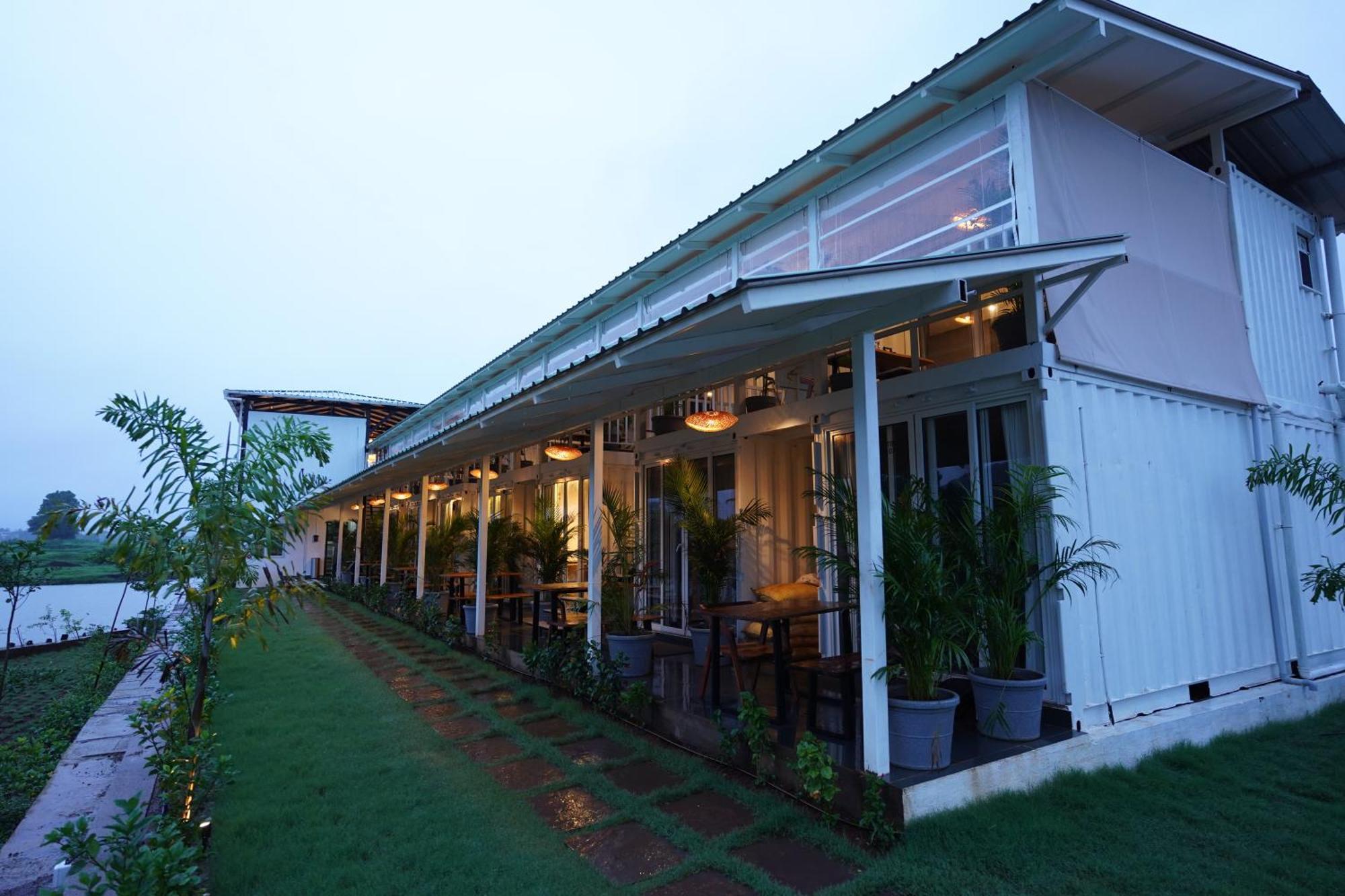 The Boat Club,Karjat Hotell Exteriör bild