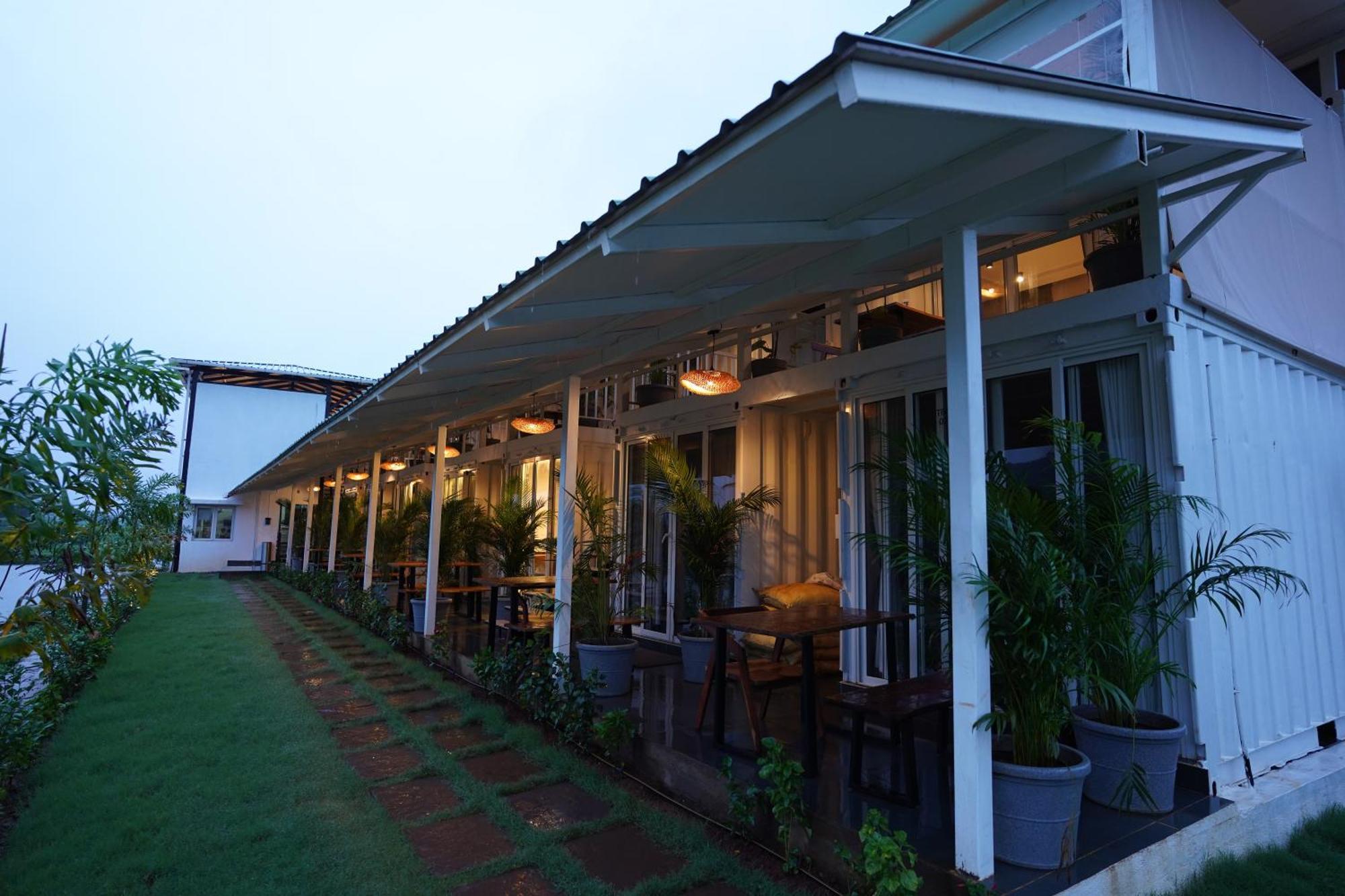 The Boat Club,Karjat Hotell Exteriör bild